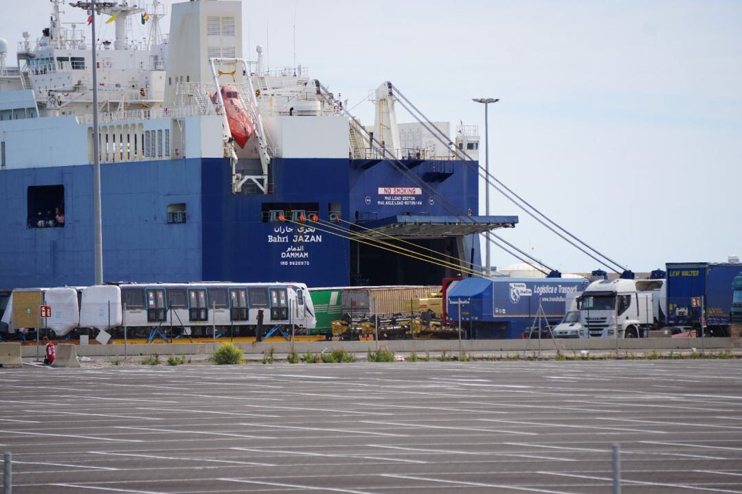 Imagen del Bahri Jazan, atracado en el puerto de Sagunt, junto a los camiones que esperaban a cargar mercancía.