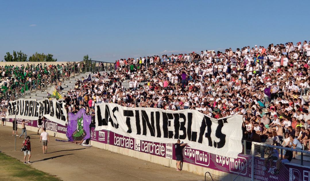 Fondo gol del estadio de La Victoria en el partido ante el Racing de Ferrol.