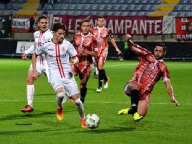 Toni se lleva la pelota ante el zaguero palentino Héctor