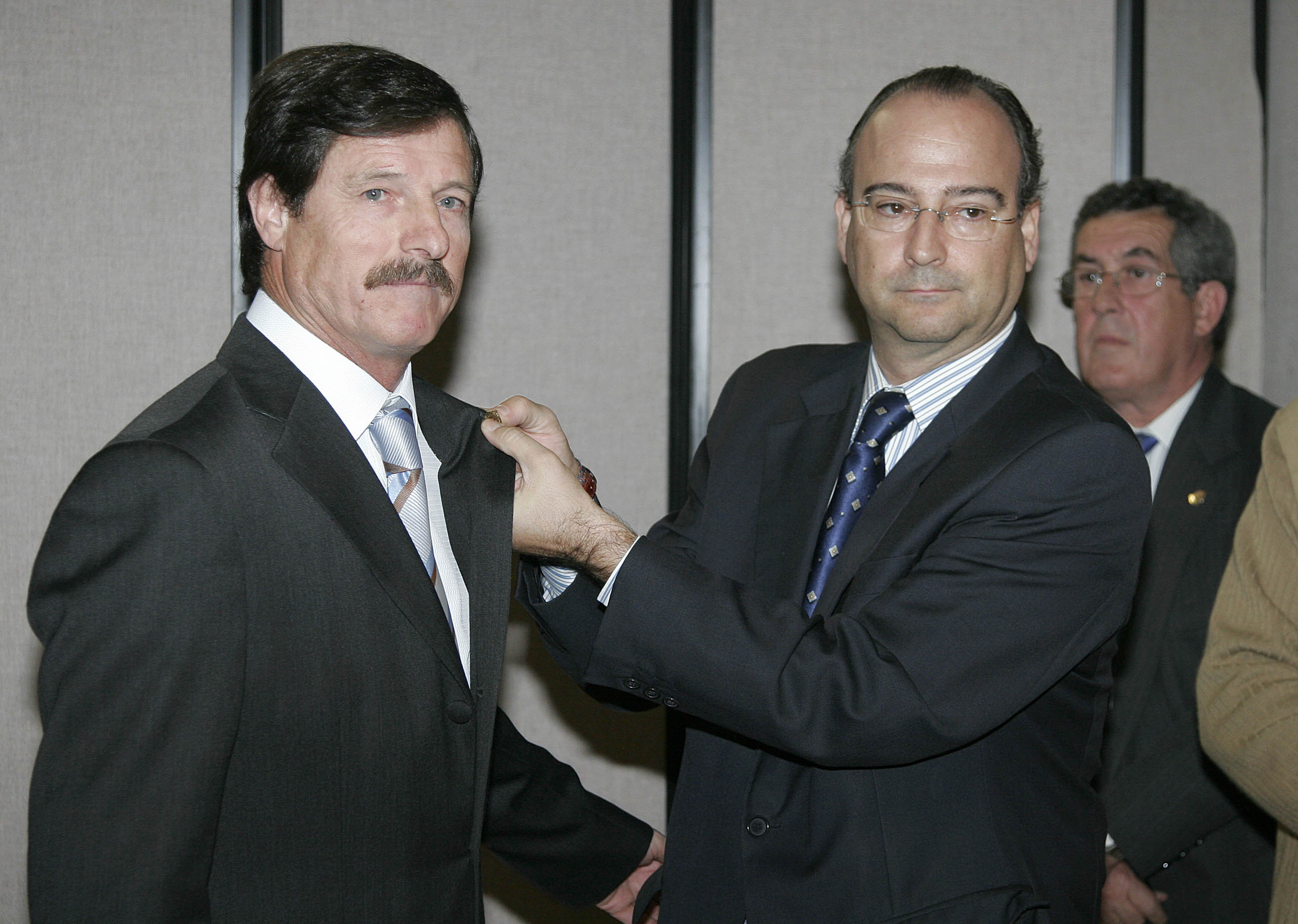 Maxi recibiendo de Luis Rogelio Rodríguez el escudo de oro de Almería.