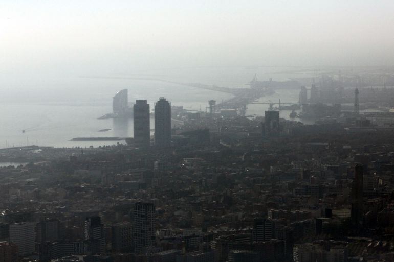 Imatge panoràmica de la ciutat de Barcelona, en què s'observen els alts nivells de contaminació