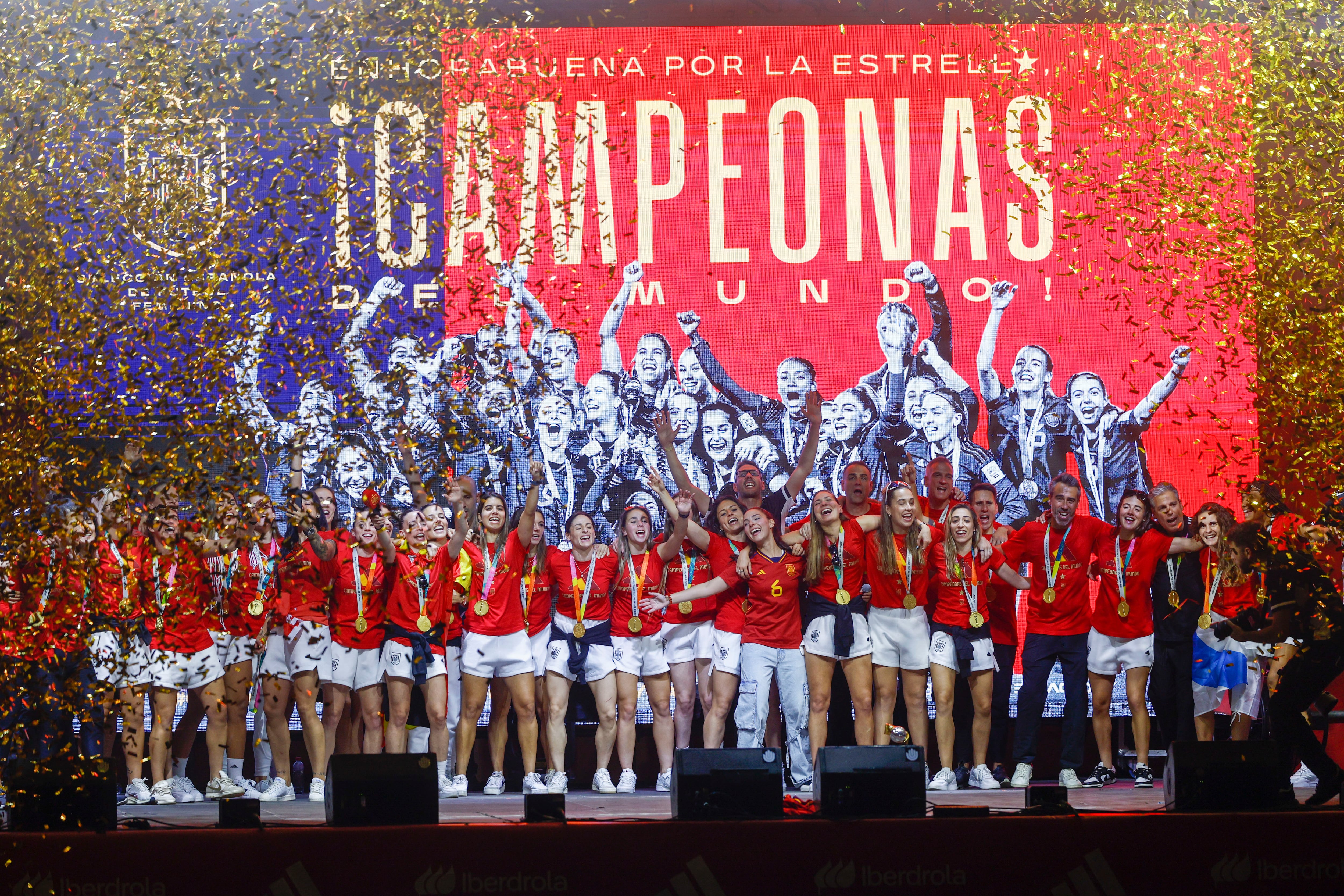 La selección española femenina de fútbol, nueva campeona del Mundo, durante la celebración con la afición este lunes en la explanada Puente del Rey, en Madrid Río.