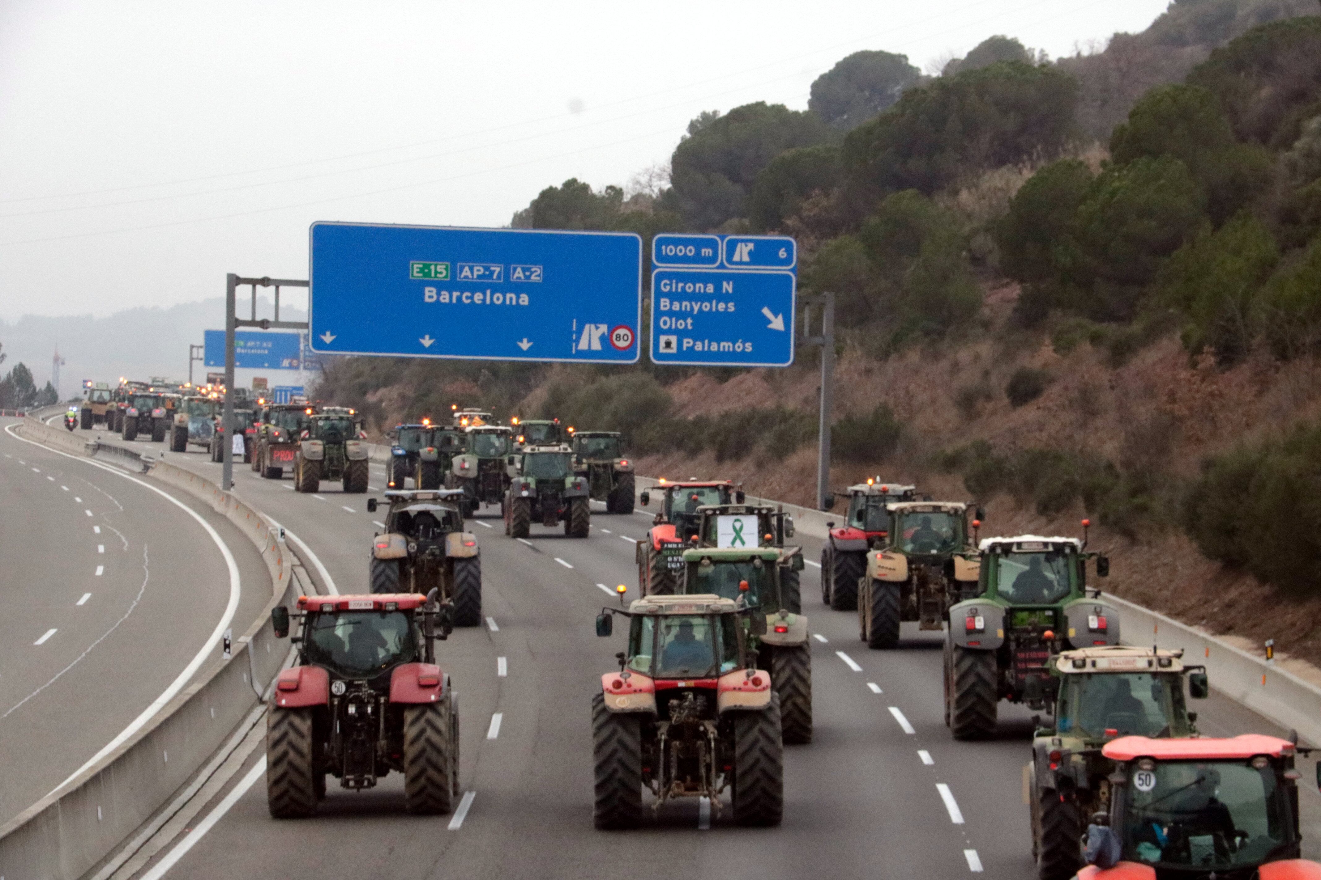 Els tractors de les comarques de Girona, en marxa, cap a Barcelona.