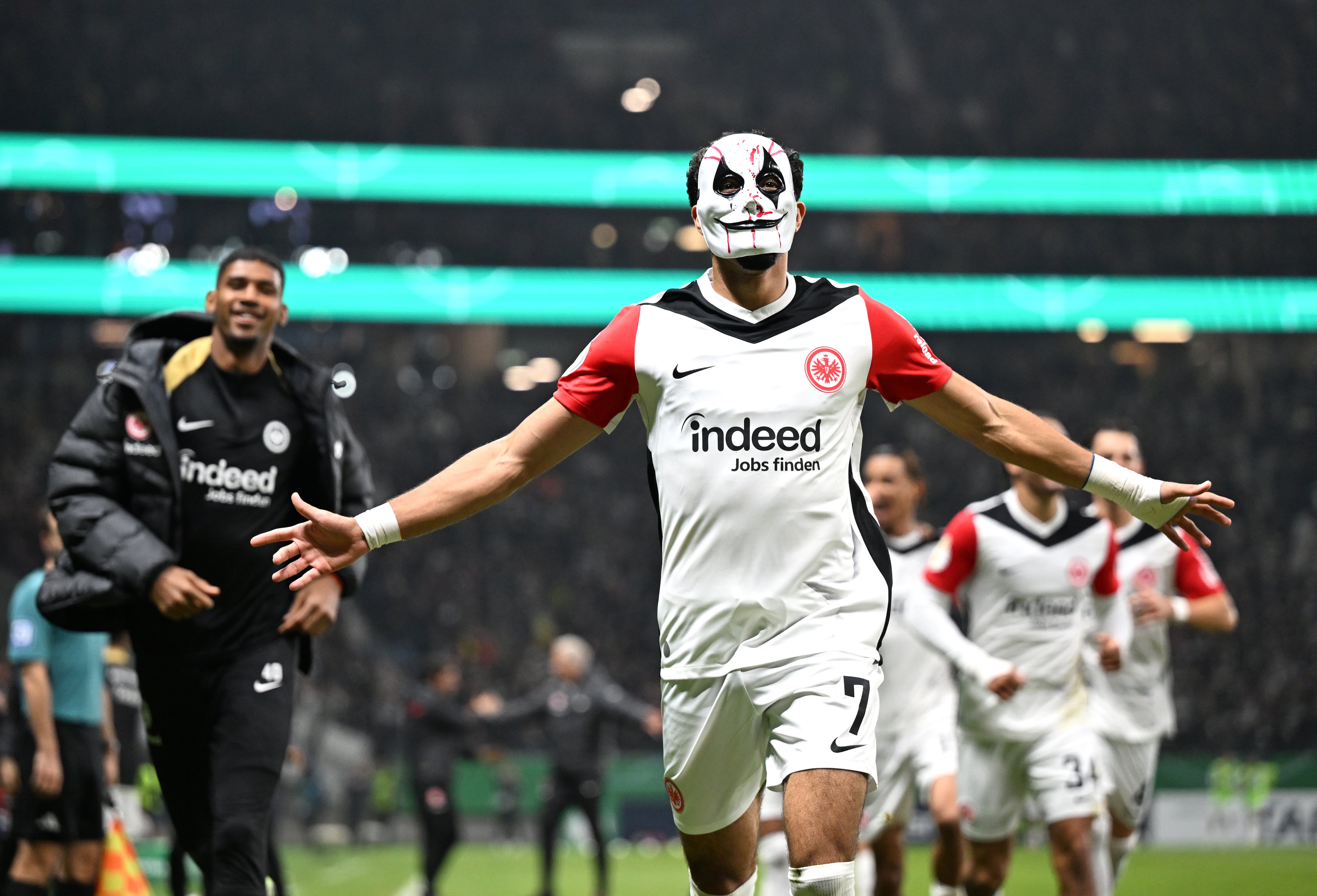 Omar Marmoush of Eintracht Frankfurt celebra un gol con el Eintracht de Frankfurt. (Christian Kaspar-Bartke/Getty Images)