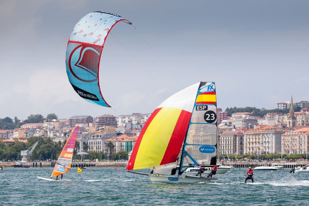 Marina Alabau, con la tabla de windsurf, Tamara Echegoyen en el 49erFX y Gisela Pulido con el kitesurf.