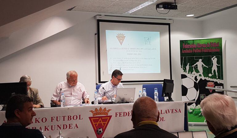 Pedro Solaun, durante la Asamblea General en la que revalidó su cargo como presidente de la Federación Alavesa.