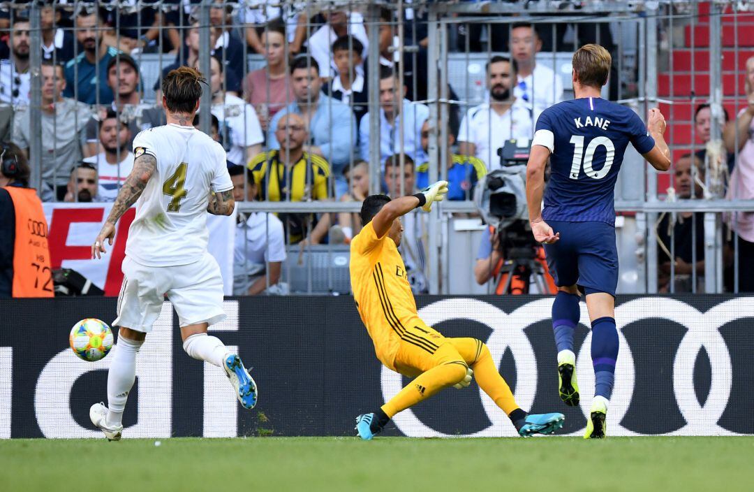 Kane hace el único gol del partido, en la primera parte