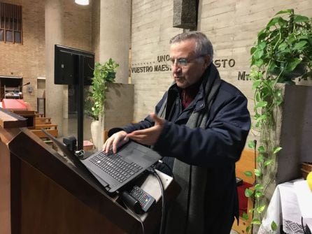 Don Enrique Montalt es el párroco de la Iglesia Jesús Maestro, en el barrio de Monteolivete, que oficia las misas con PowerPoint