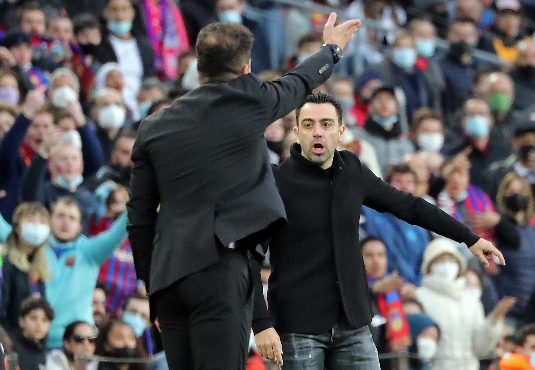 Xavi Hernández y Diego Simeone en el último Barça-Atlético