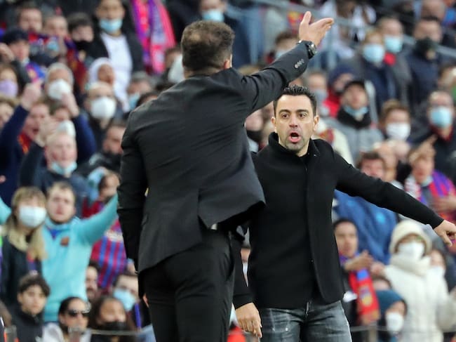 Xavi Hernández y Diego Simeone en el último Barça-Atlético