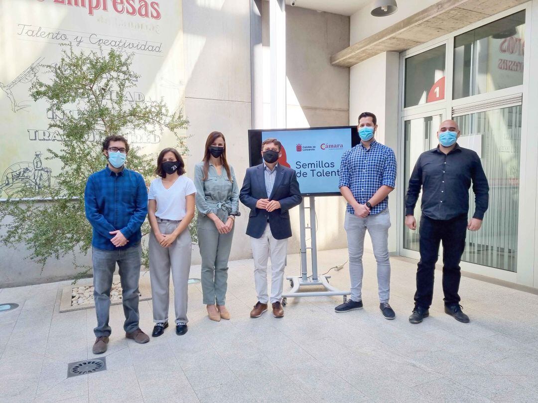 La consejera de Empleo del Cabildo de Lanzarote, Nerea Santana, y el presidente de la Cámara de Comercio de Lanzarote y La Graciosa, José Torres, junto a los ganadores.