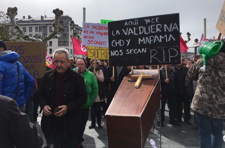 Los regantes de la Valduerna se manifestaron frente a las oficinas de la CHD en Valladolid