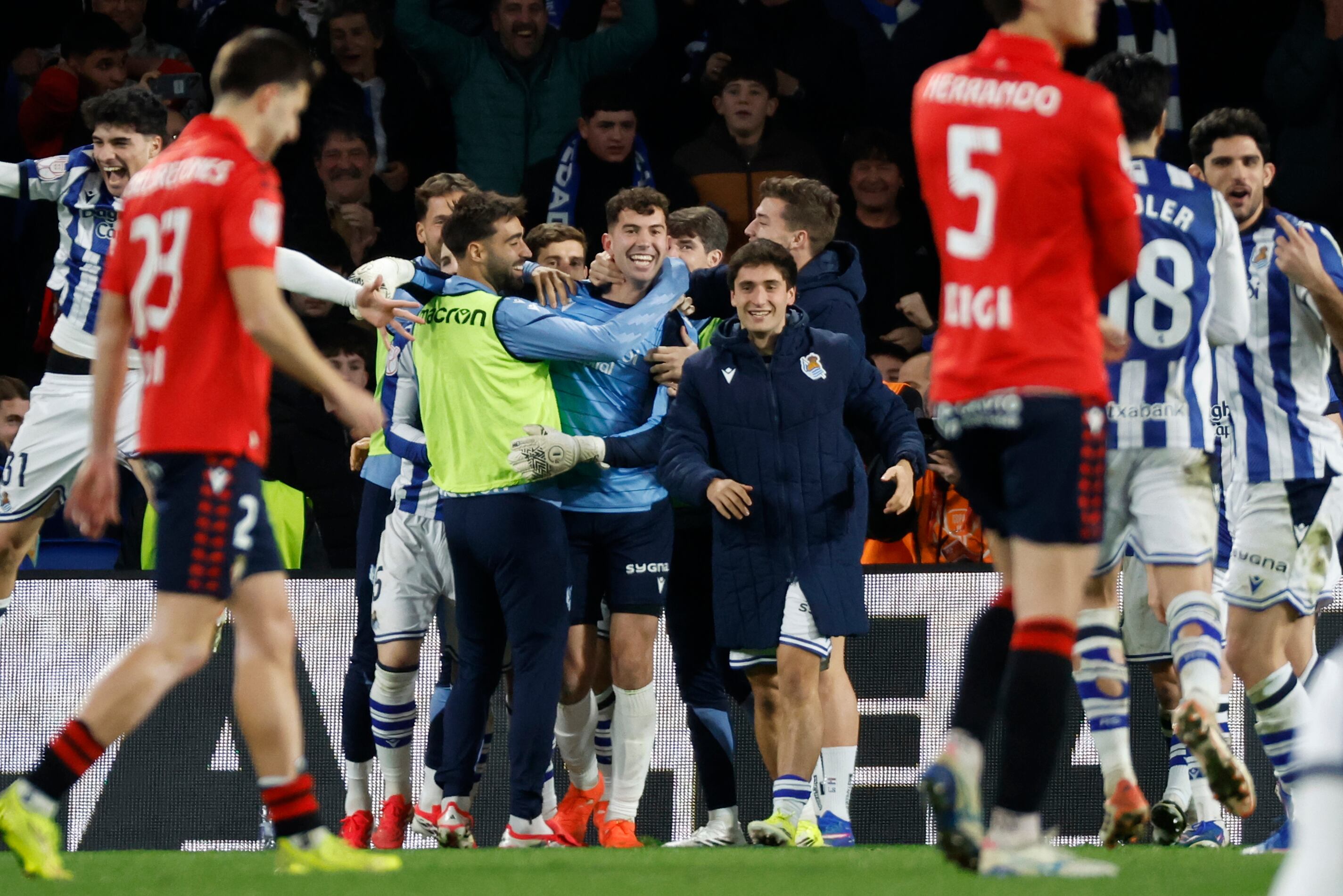 SAN SEBASTIÁN, 13/01/2026.- Los jugadores de la Real Sociedad celebran la victoria con el guardameta Unai Marrero al finalizar el encuentro correspondiente a los octavos de final de la Copa del Rey que disputaron Real Sociedad y Atlético Osasuna hoy martes en el estadio de Anoeta, en San Sebastián. EFE/ Javier Etxezarreta.