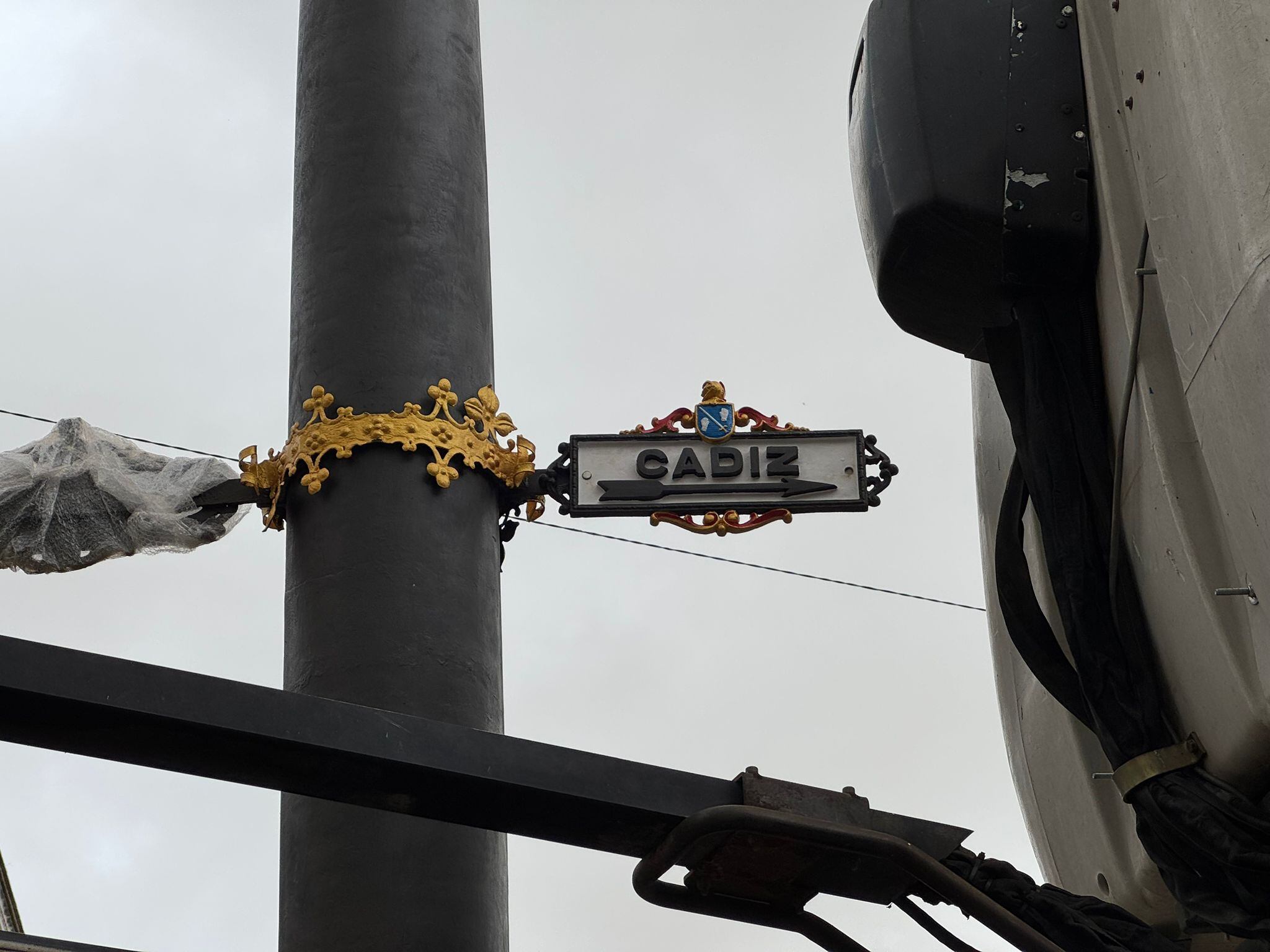 Detalle del poste del reloj ya restaurado