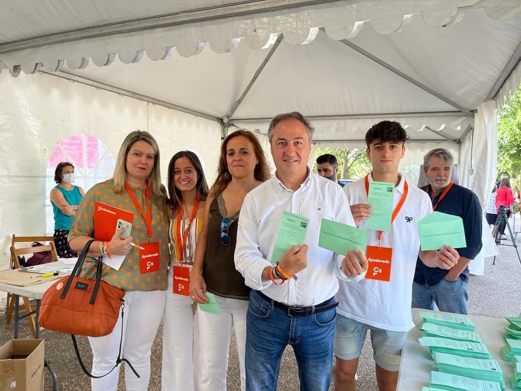 Ángel Pimentel antes de ejercer su derecho al voto en Córdoba