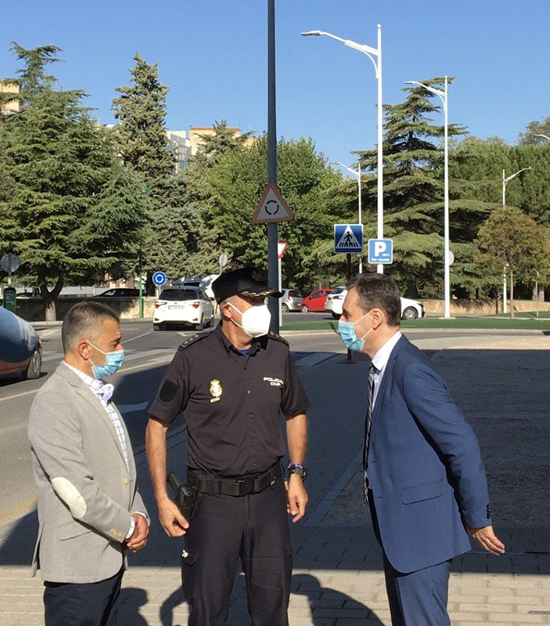 Francisco Tierraseca, delegado del Gobierno en Castilla-La Mancha, en su visita a la Comisaría Provincial de la Policía Nacional de Albacete. 