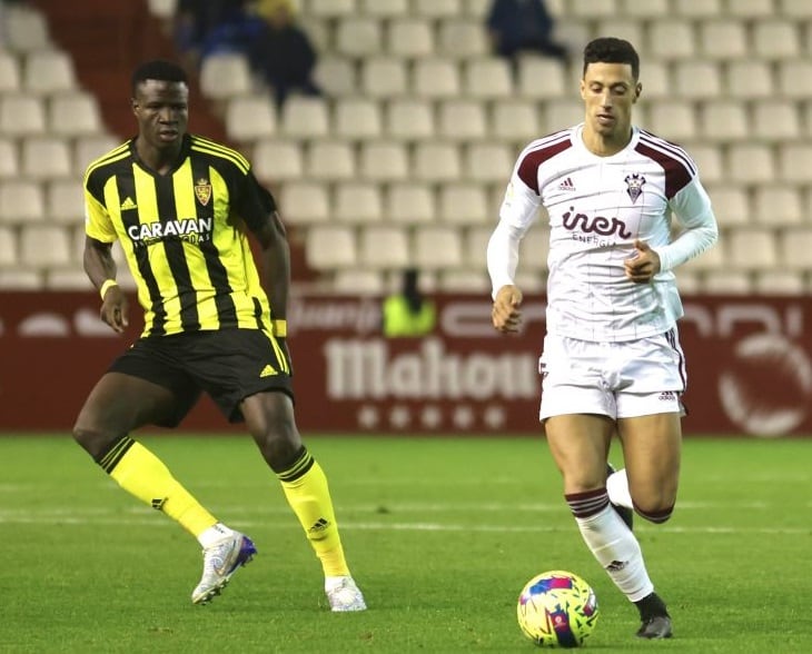 Maikel Mesa conduce el balón ante la presencia de Gueye en el partido Albacete-Real Zaragoza, que se disputó esta temporada en el Carlos Belmonte