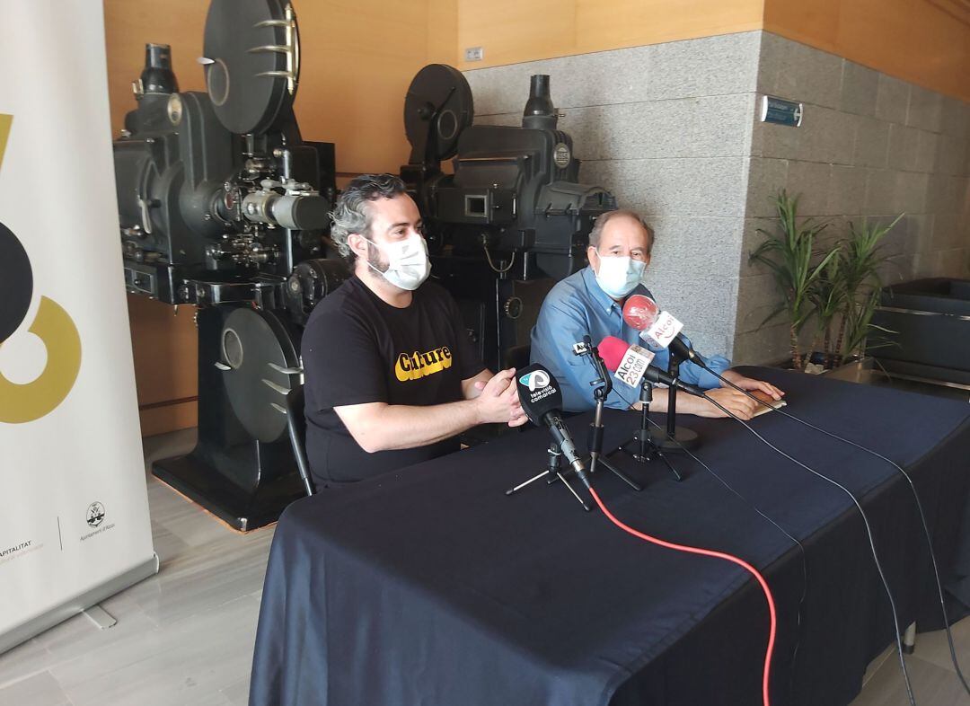 Raül Llopis, concejal de Cultura, y Adolfo Mataix, presidente de la Comisión de Artes Escénicas, en la rueda de prensa en el hall del Teatre Calderón