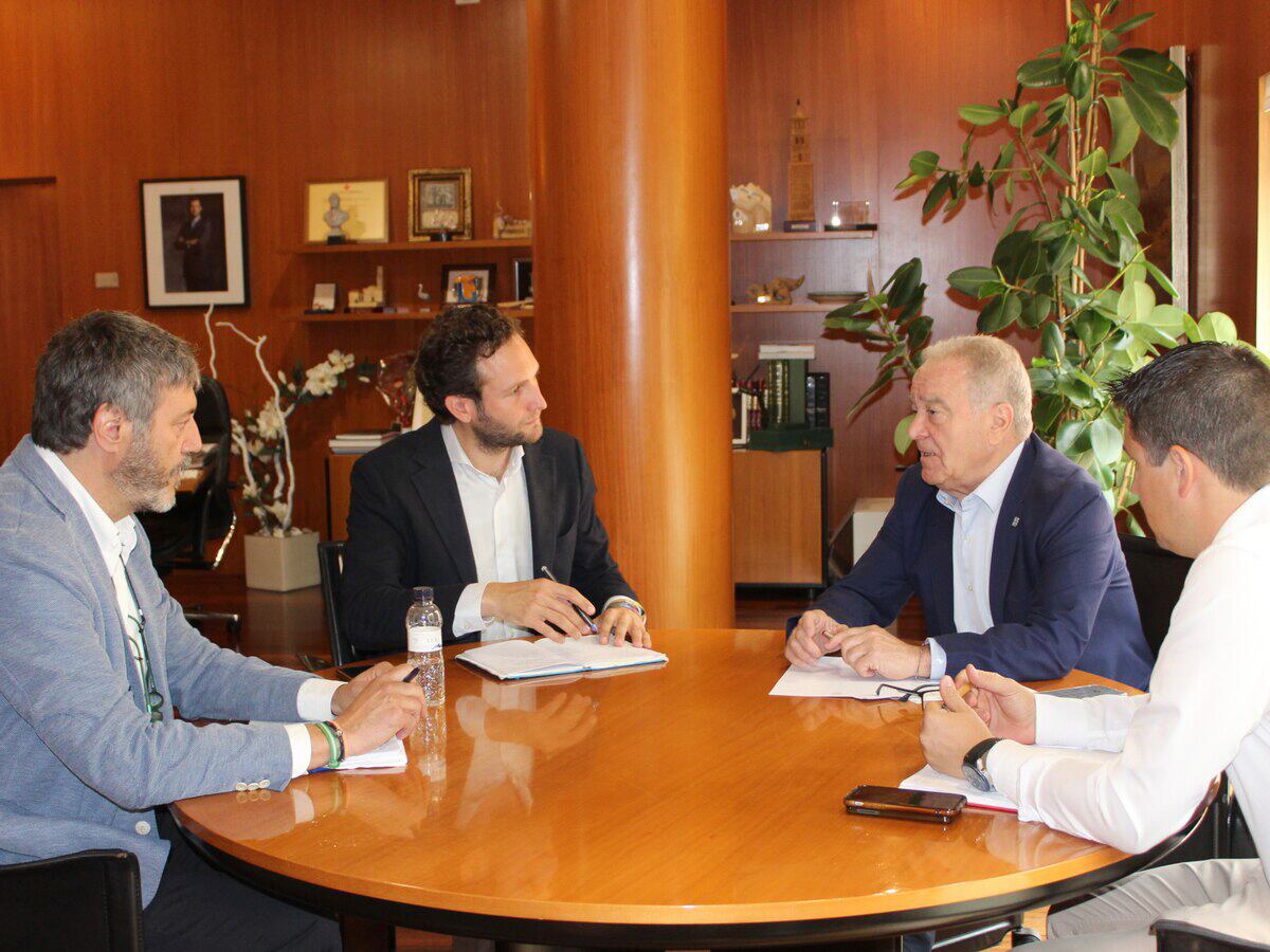 Primera reunión mantenida por el presidente de la Diputación, Isaac Claver, con los socialistas Miguel Gracia y Antonio Biescas