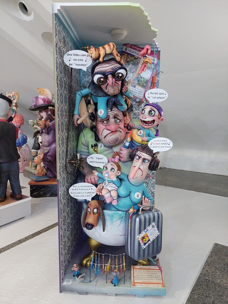 La Exposición del Ninot de las Fallas 2023 abre sus puertas con 750 figuras que rebosan diseño y sátira. Todas ellas quieren salvarse de las llamas gracias al voto popular.