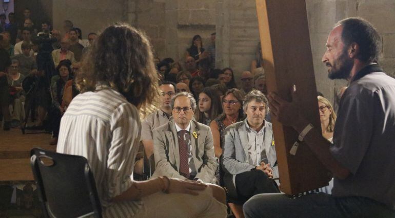 El president Quim Torra i l'alcalde de Ripoll, Jordi Munell, entre els assistents a l'acte d'ahir.