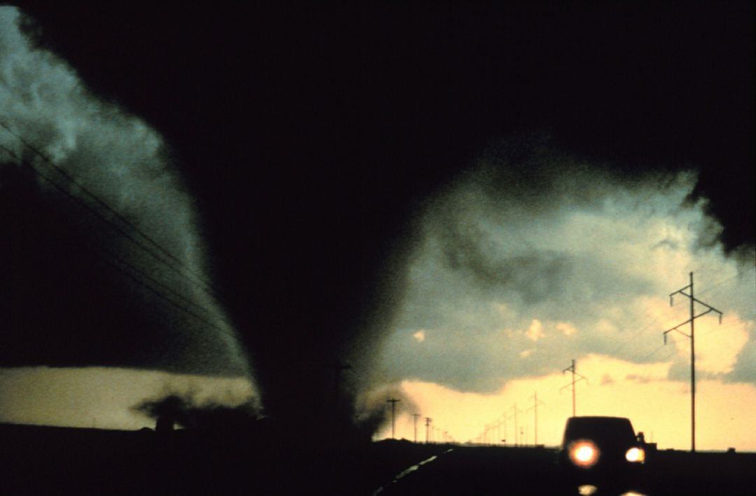 Una mayor diferencia de temperatura entre el agua del mar y lo que se registra con la entrada de un frente de aire frío, genera convección y, por tanto, la aparición de tornados o caps de fibló.