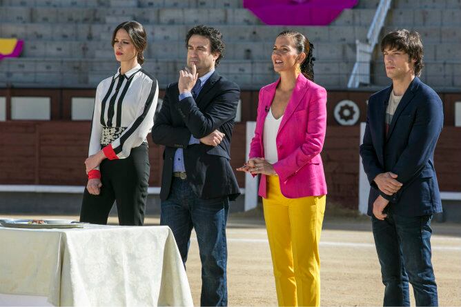 El jurado de &#039;MasterChef&#039; y su presentadora, Eva González, en la plaza de toros de Las Ventas