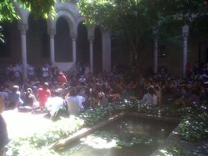 Estudiants de la UB es concentren davant la sala on se celebra el consell de Govern i aturen la seva celebració