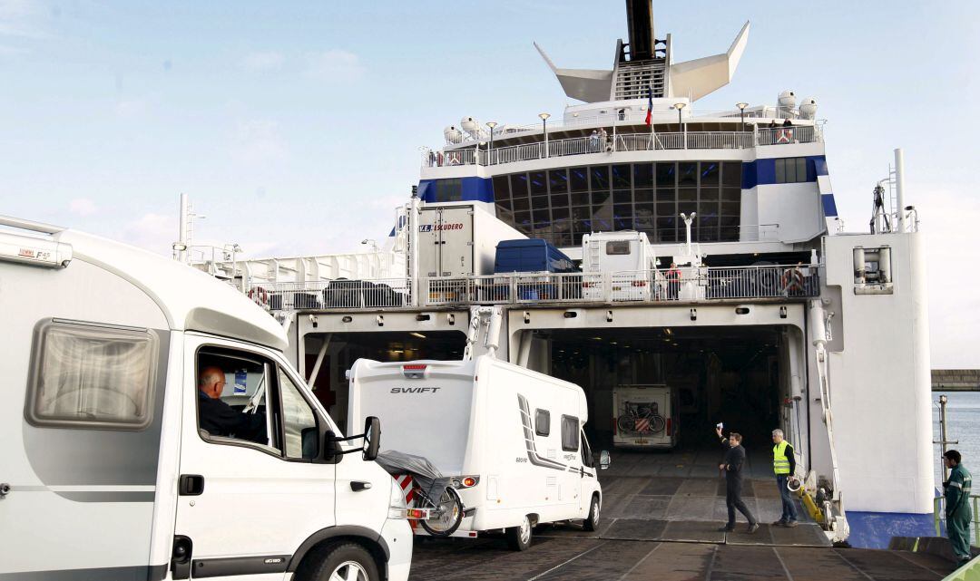 Ferry atracado en el Puerto de Bilbao