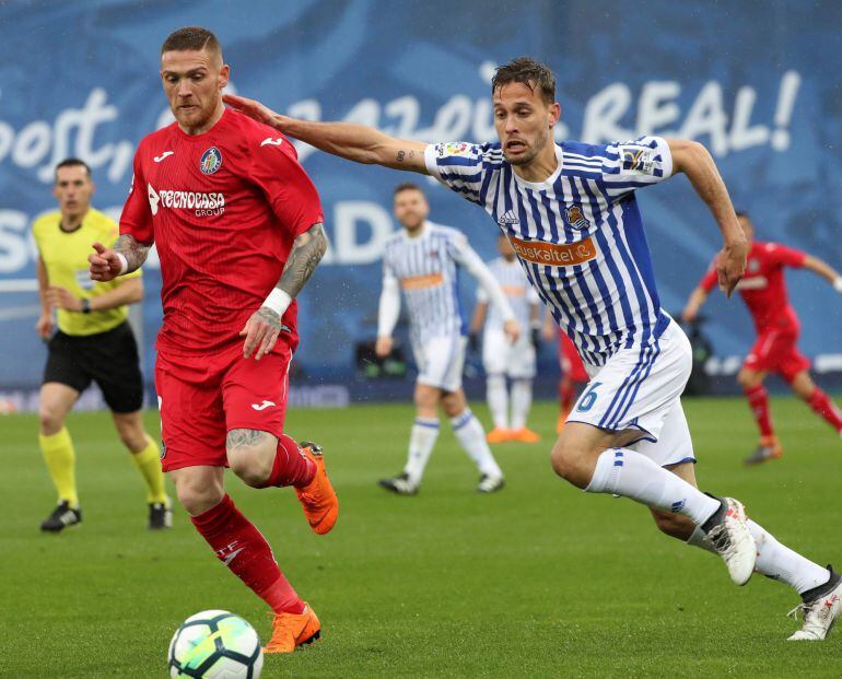 El centrocampista de la Real Sociedad, Sergio Canales, y el defensa portugués del Getafe, Vitorino Pacheco &quot;Antunes&quot;.