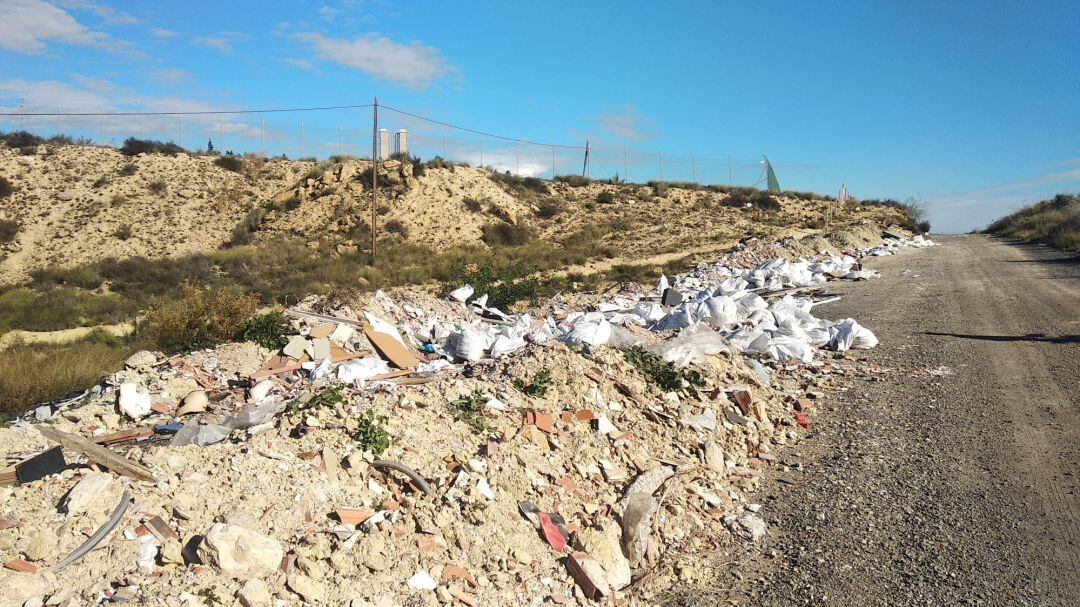 Escombreras ilegales junto a las lagunas de Rabasa