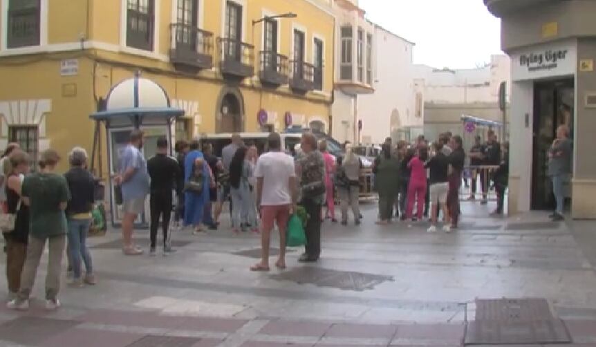 Familiares a las puertas del juzgado de menores