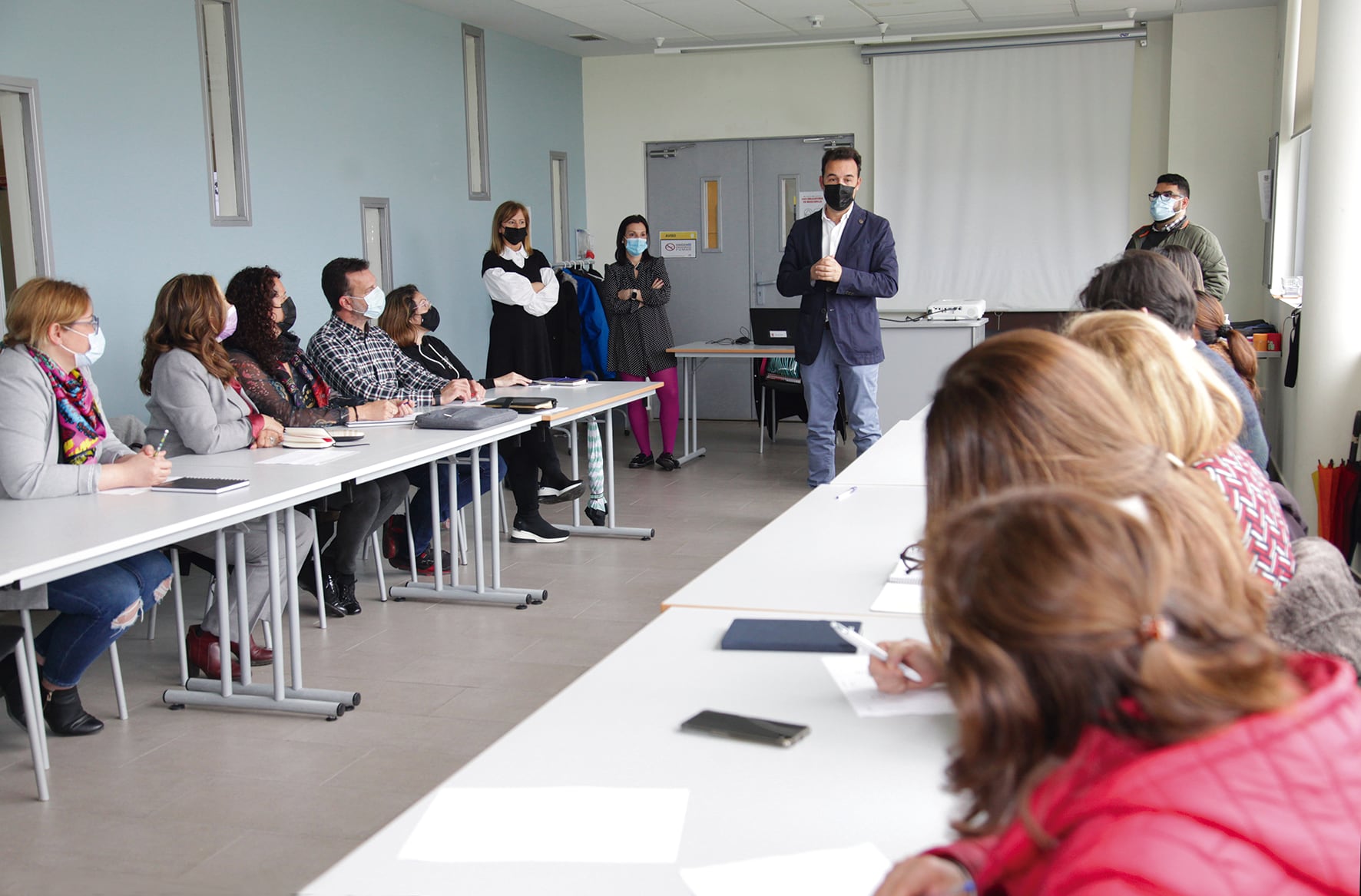 El concejal de Desarrollo Económico, Roberto Fraile da la bienvenida a las participantes en la &#039;Lanzadera de Empleo de Alcobendas&#039;