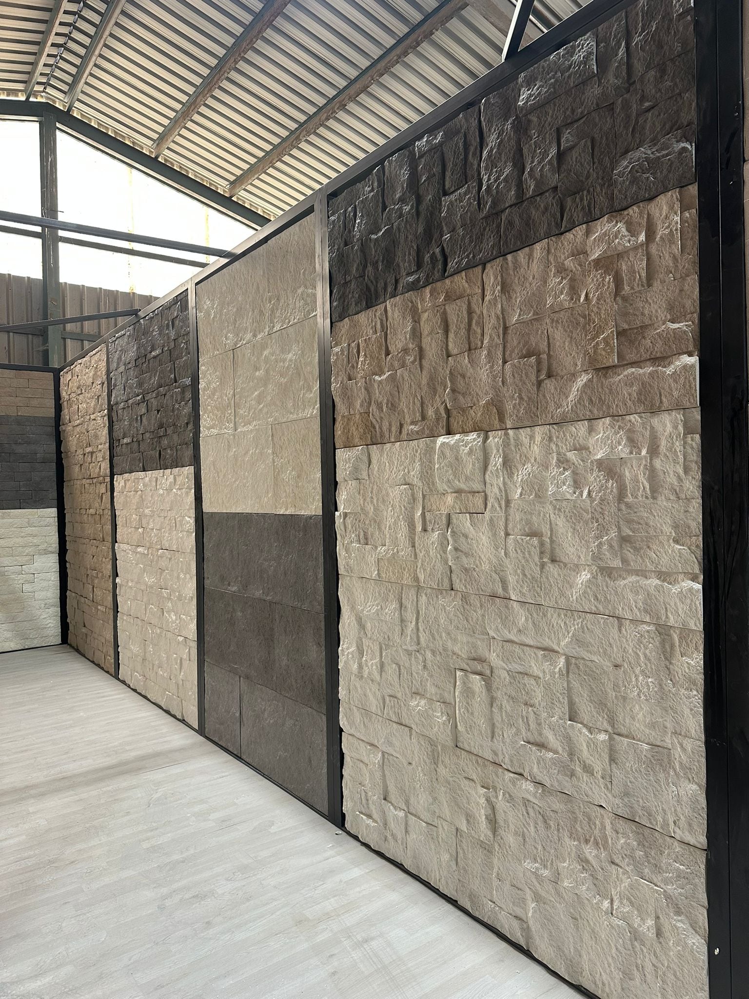 Las planta de Petralite en Montalbo está dedicada a la fabricación y aplicación de revestimientos decorativos aligerados para fachadas.