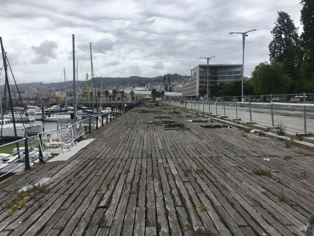 Paseo de As Avenidas vallado para su reparación