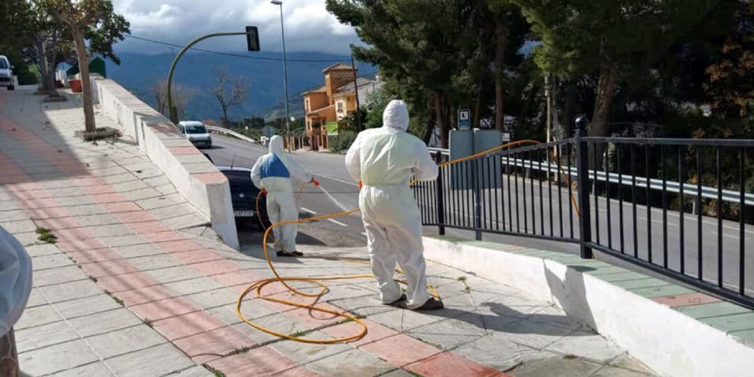 Trabajadores desinfectando algunos de los espacios públicos de Bedmar