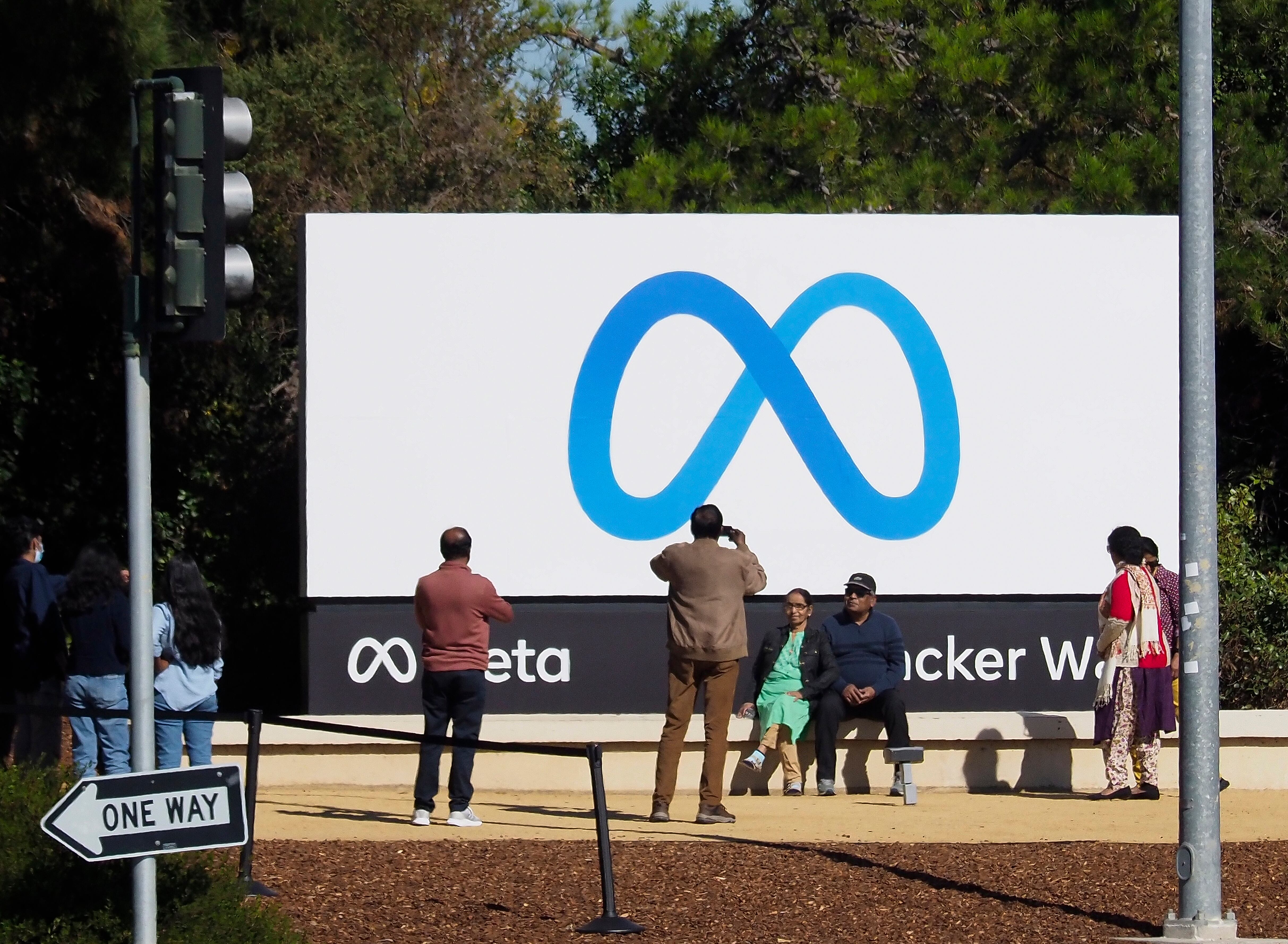 Fotografía de archivo de visitantes tomando fotografías de un cartel con un nuevo logotipo y el nombre &#039;Meta&#039; frente a la sede de Facebook el 29 de octubre de 2021 en Menlo Park, California (EE.UU.).