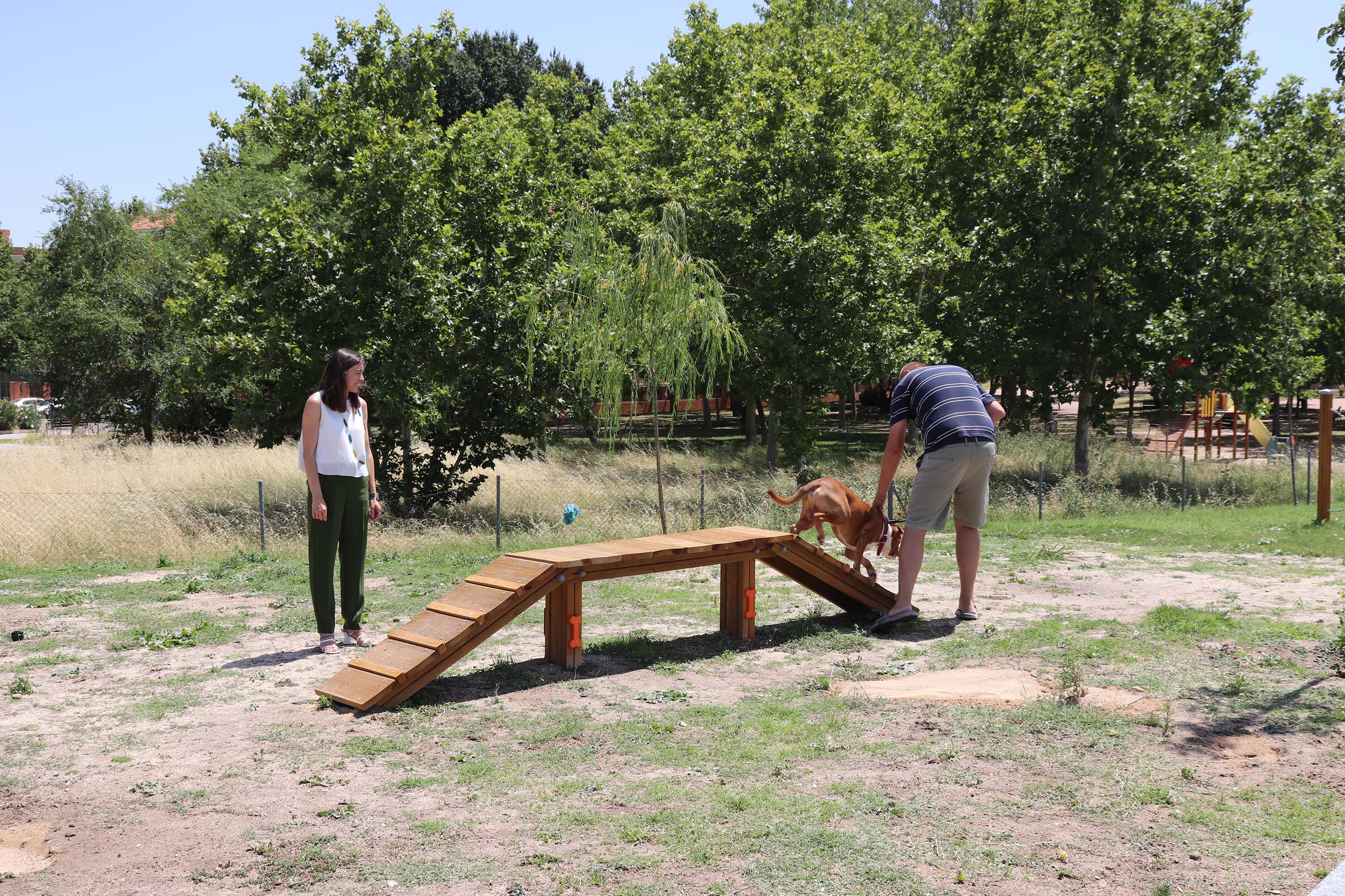 Raquel Jimeno, alcaldesa de Ciempozuelos en el nuevo parque de avenida Parques Nacionales.