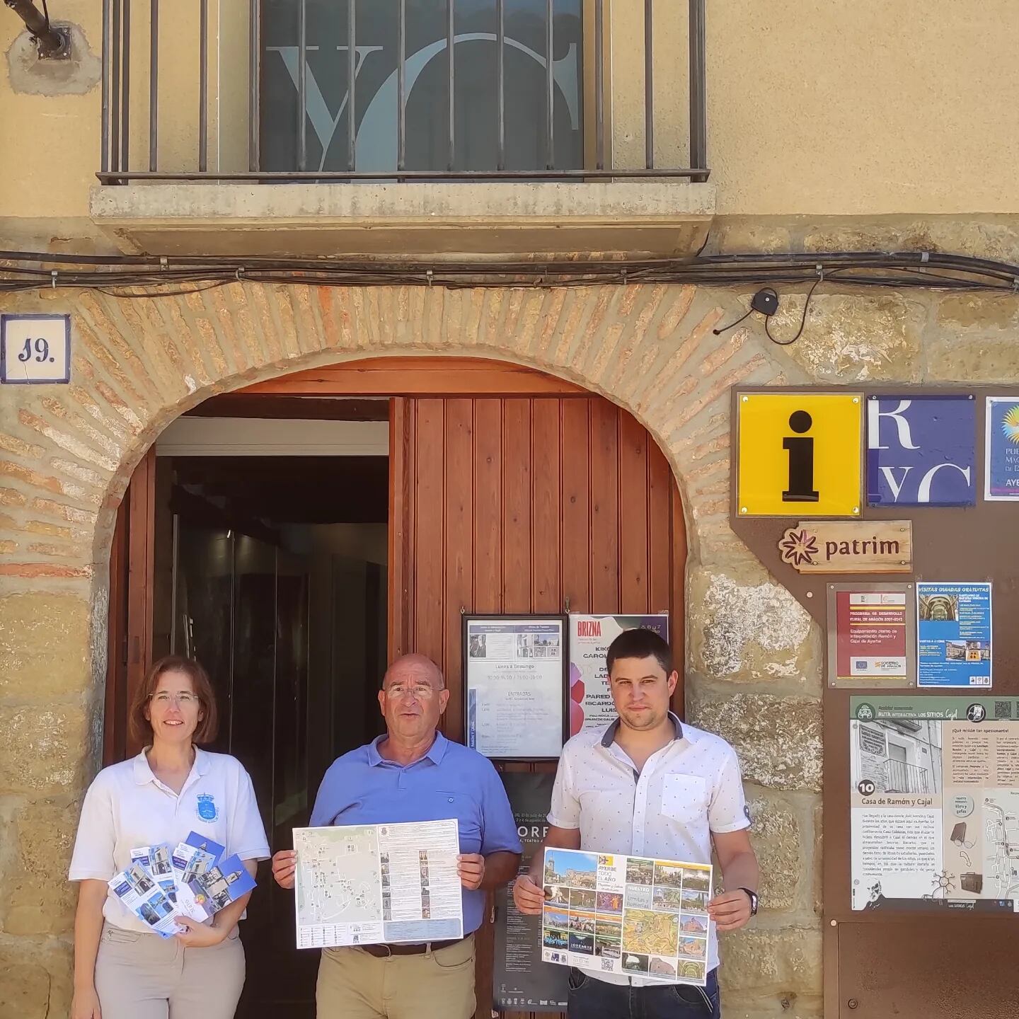 Responsables municipales de Ayerbe con los nuevos materiales turísticos