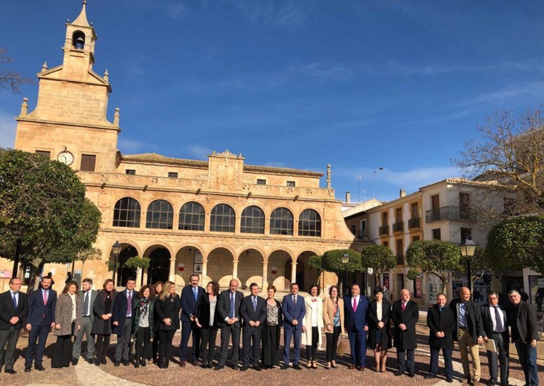 Los consejeros y consejeras regionales junto al equipo de gobierno de San Clemente y el presidente, Emiliano García Page.