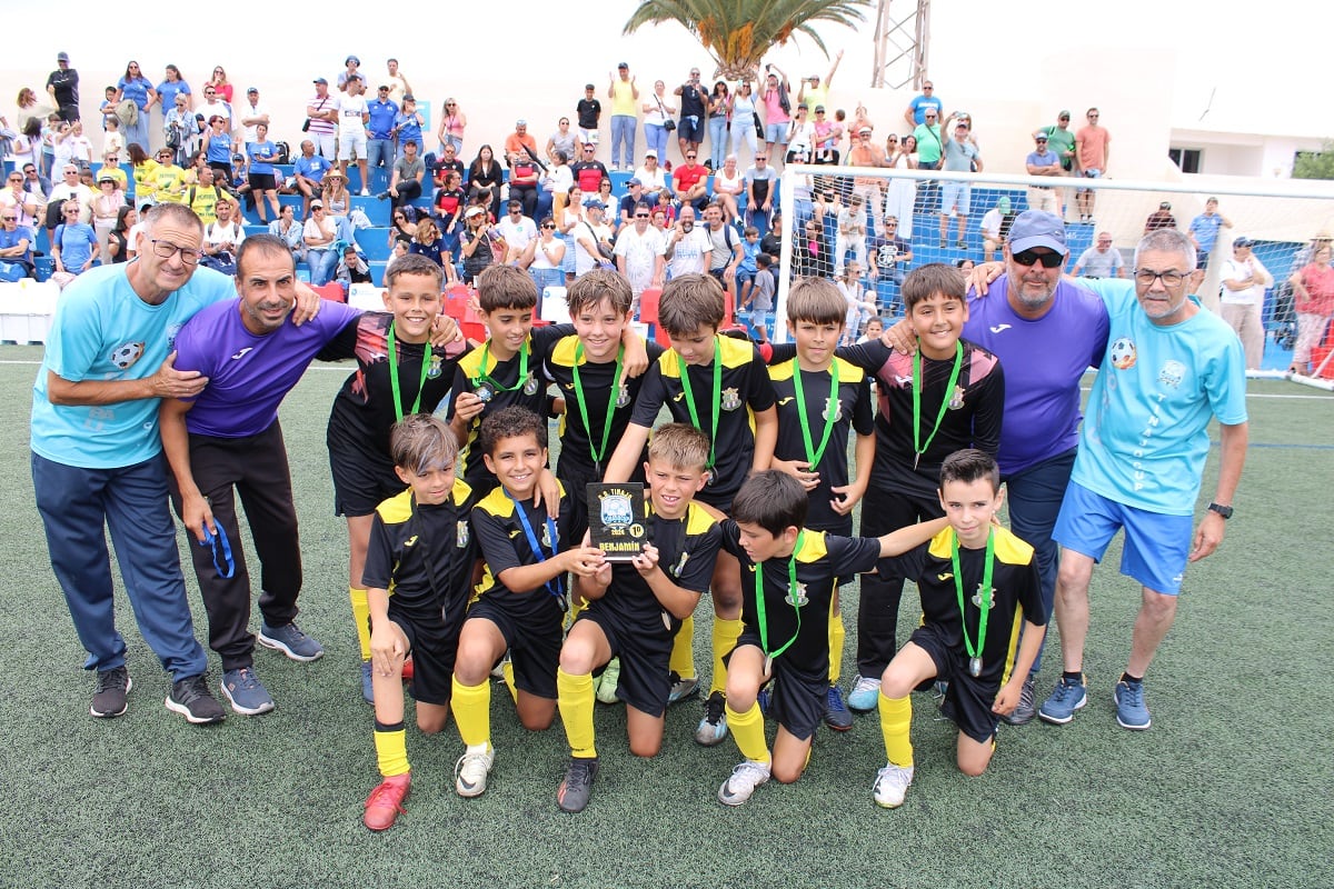 Equipo benjamín del CD Tahiche.