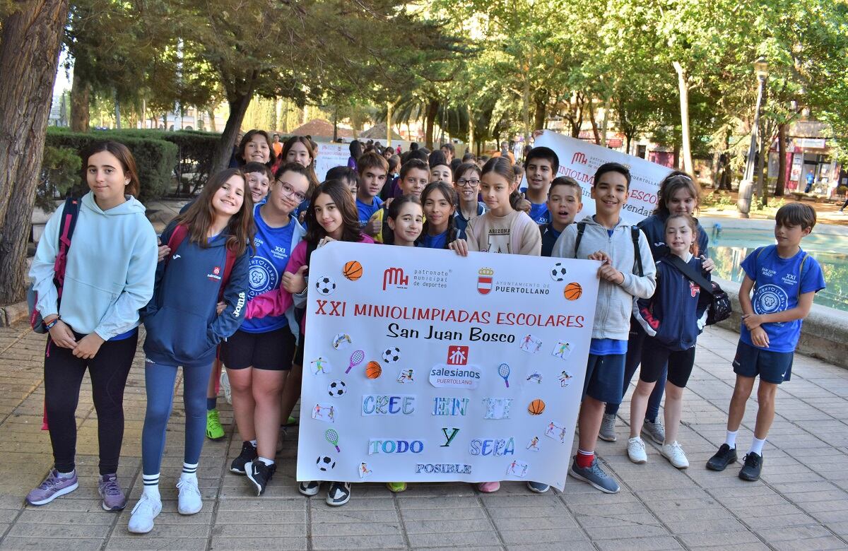 Colegios desfilando en las Mini Olimpiadas de Puertollano