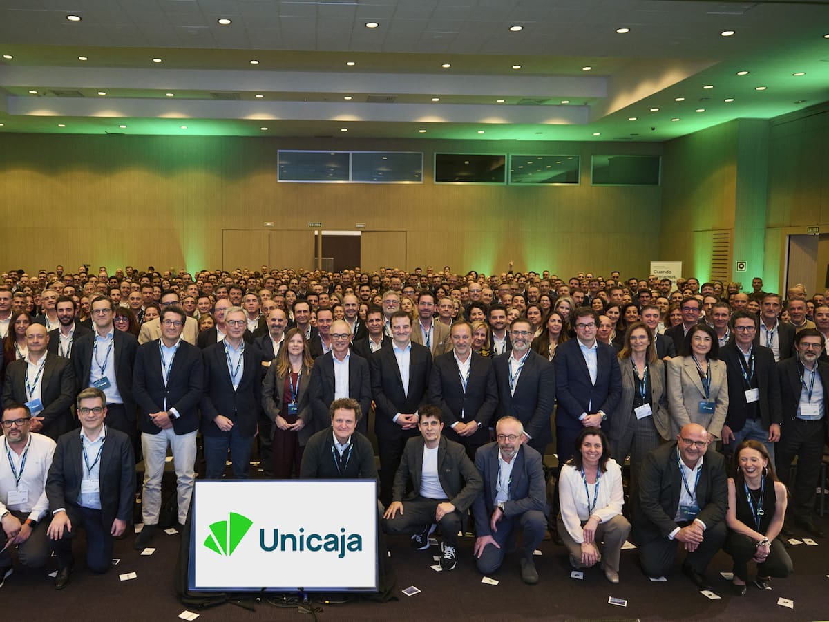 Unicaja reúne en Sevilla a 500 empleados de su red comercial para analizar los avances del Plan Estratégico