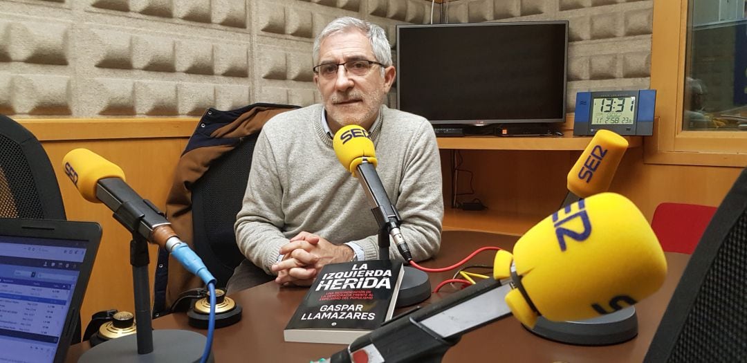 Gaspar Llamazares en los estudios de Radio Asturias