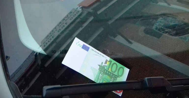 Billete falso de Sanse Antitaurino en la luna de un vehículo frente a 'La Tercera'