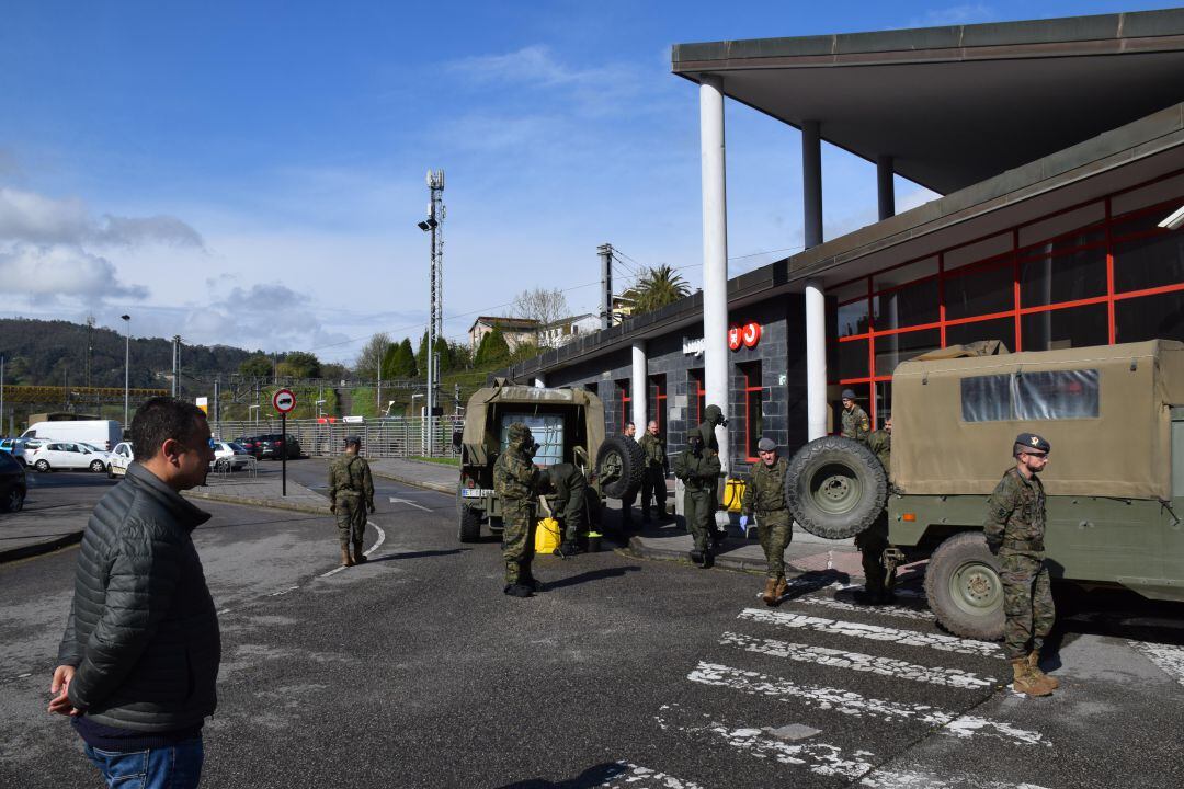 La estación de Lugones ha sido uno de los últimos equipamientos desinfectados con la colaboración del Ejército. 