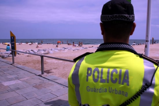 Un agent de la Guàrdia Urbana vigilant la platja de Bogatell