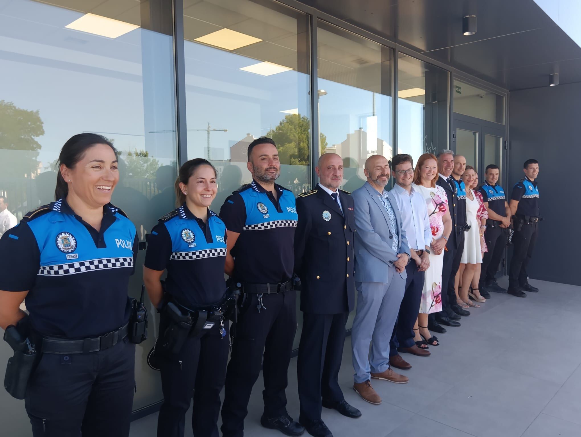 Una representación de la Policía Local posa con las autoridades en la entrada de sus dependencias