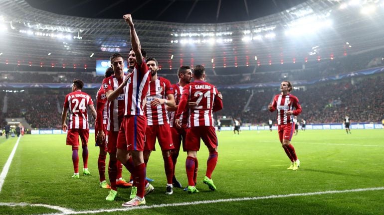 Los jugadores del Atlético celebran el tanto de Saúl en el BayArena.