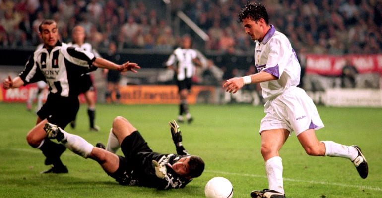 Pedja Mijatovic, justo antes de marcar el gol de la séptima Copa de Europa ganada por el Real Madrid